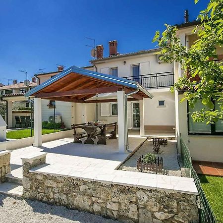 Charming Beachfront Holiday Home In Poreč Eksteriør billede