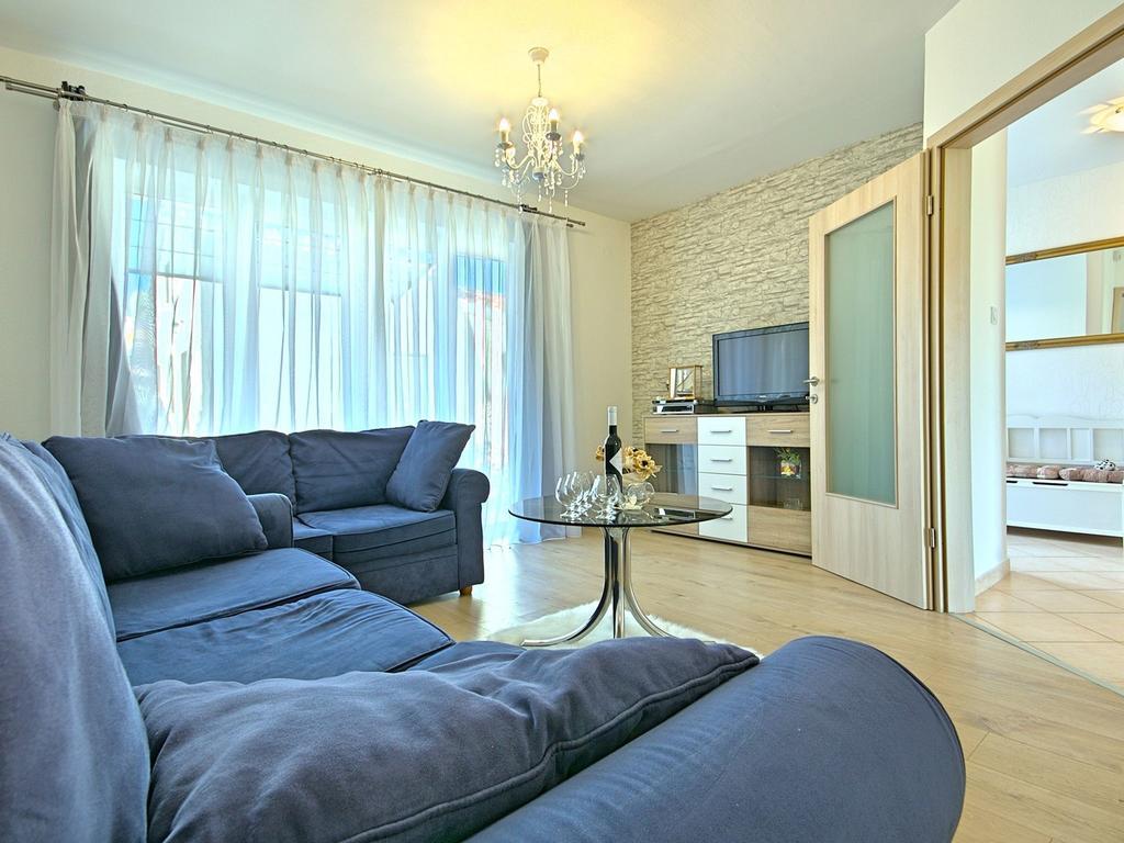 Charming Beachfront Holiday Home In Poreč Eksteriør billede