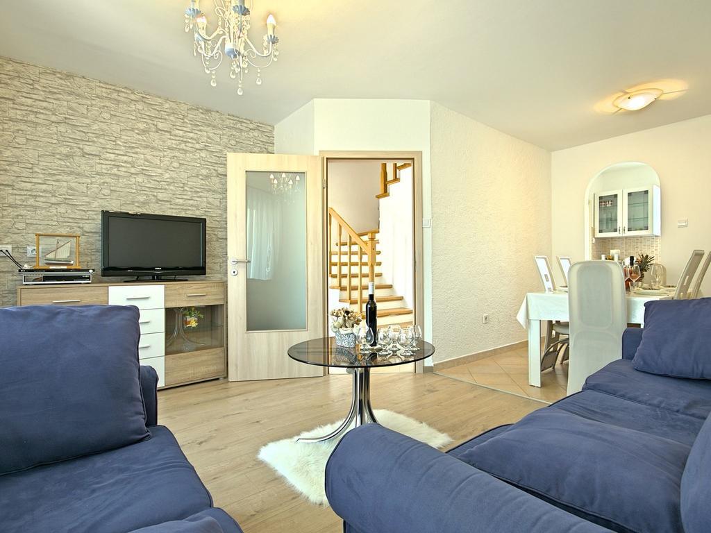 Charming Beachfront Holiday Home In Poreč Eksteriør billede
