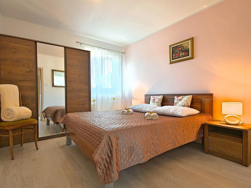 Charming Beachfront Holiday Home In Poreč Eksteriør billede