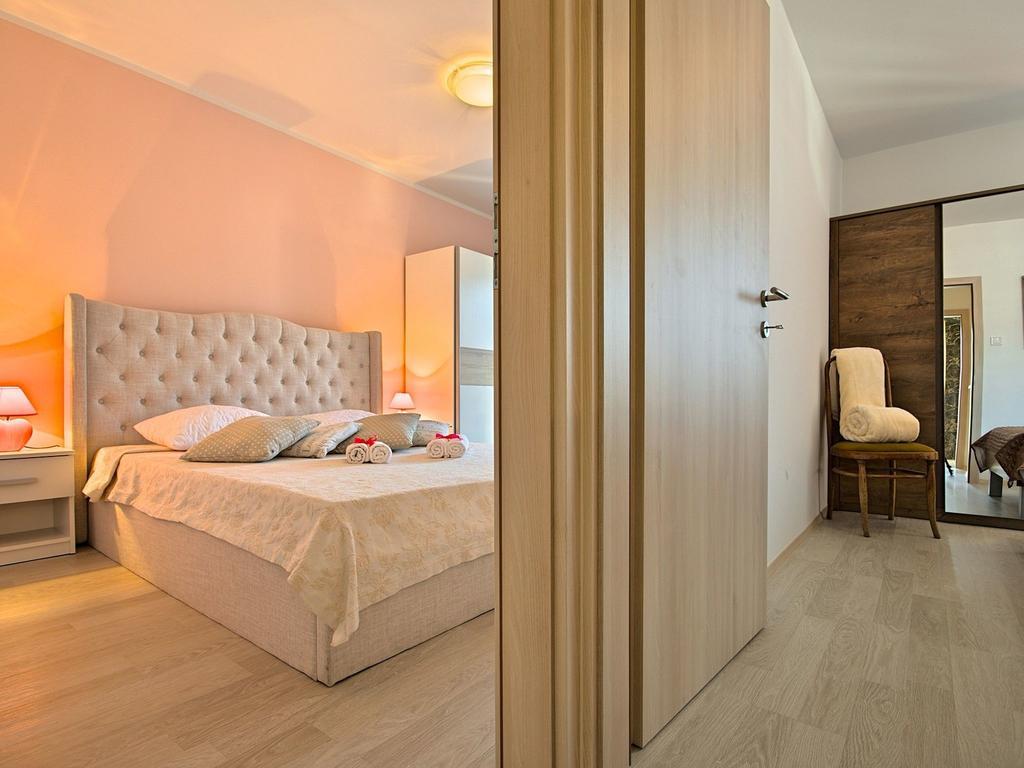 Charming Beachfront Holiday Home In Poreč Eksteriør billede