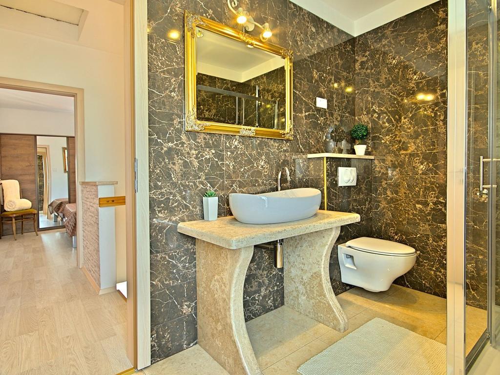 Charming Beachfront Holiday Home In Poreč Eksteriør billede