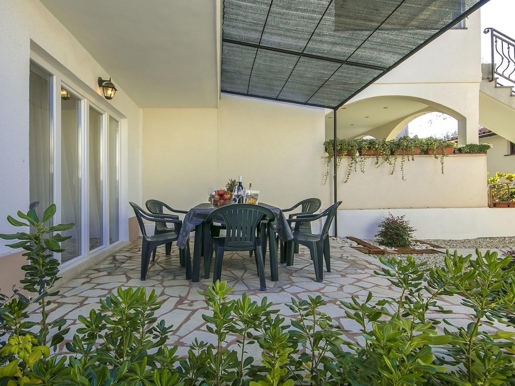 Charming Beachfront Holiday Home In Poreč Eksteriør billede