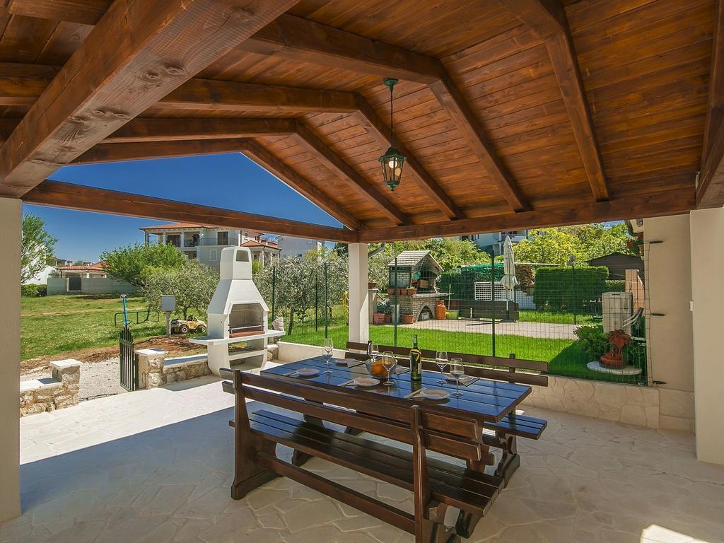 Charming Beachfront Holiday Home In Poreč Værelse billede