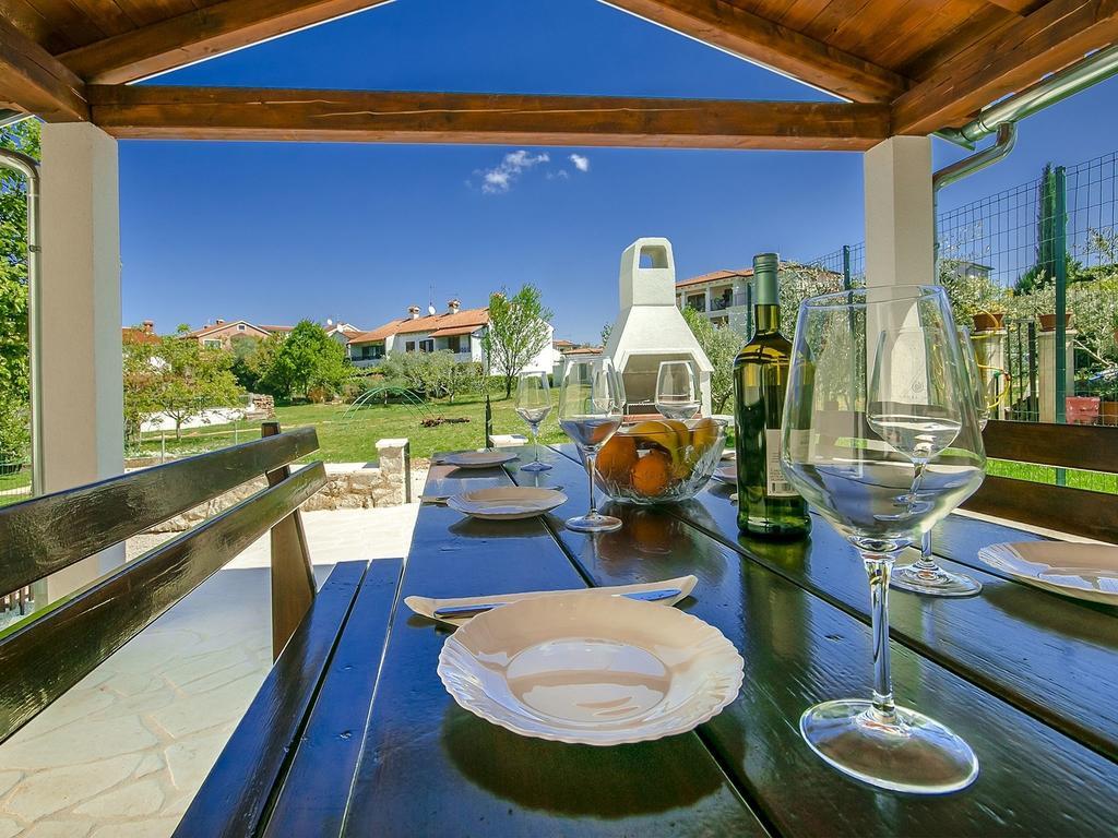 Charming Beachfront Holiday Home In Poreč Værelse billede