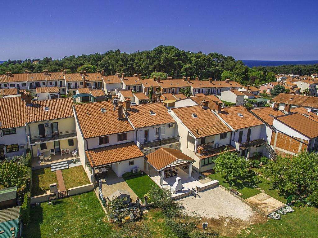 Charming Beachfront Holiday Home In Poreč Værelse billede