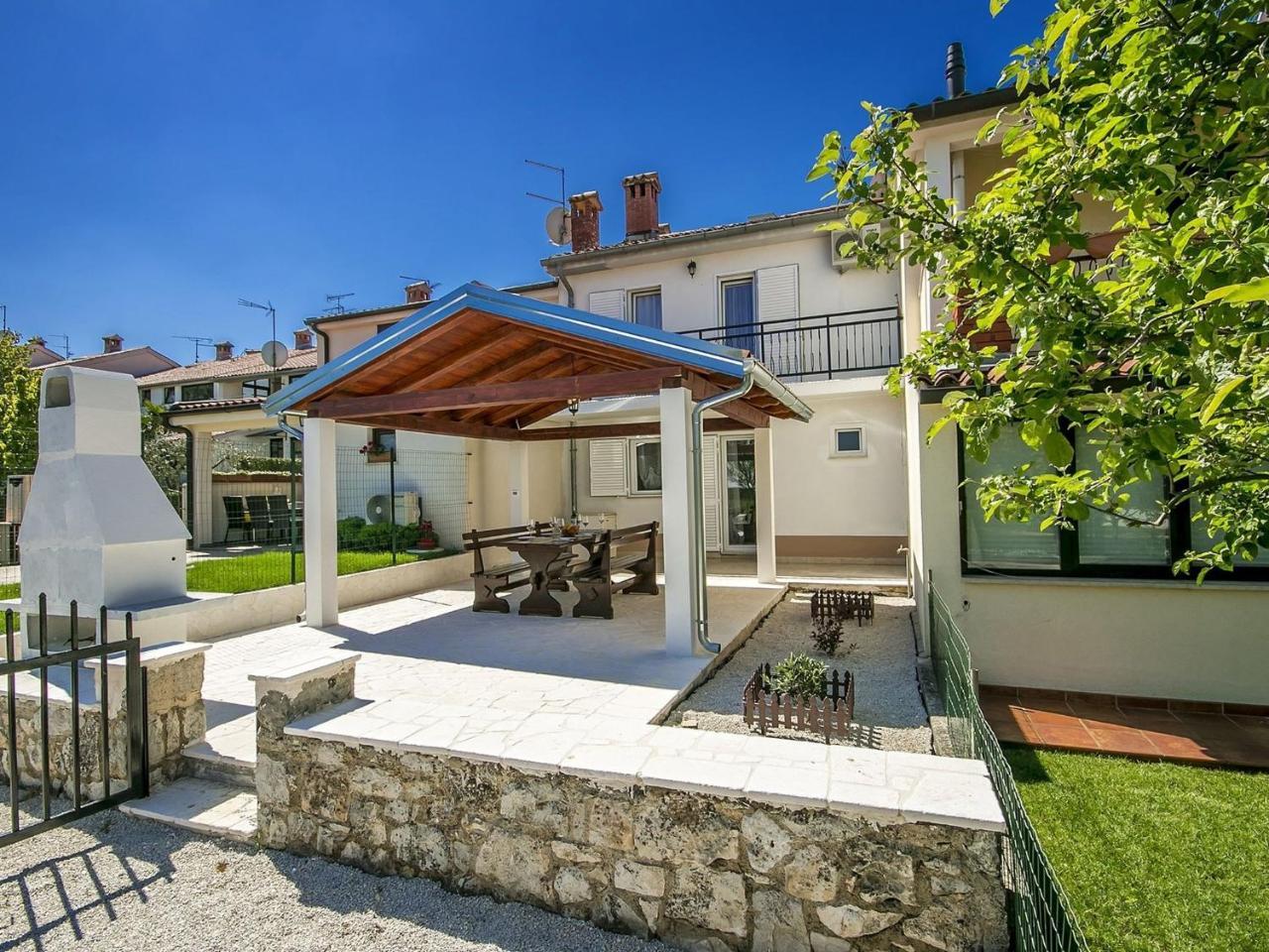 Charming Beachfront Holiday Home In Poreč Eksteriør billede