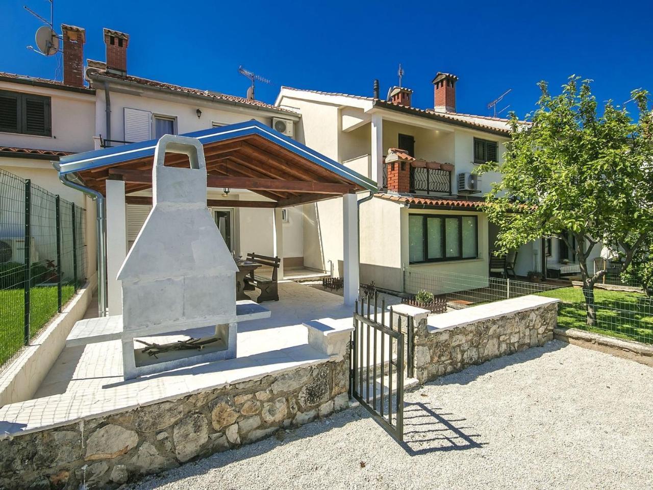 Charming Beachfront Holiday Home In Poreč Eksteriør billede