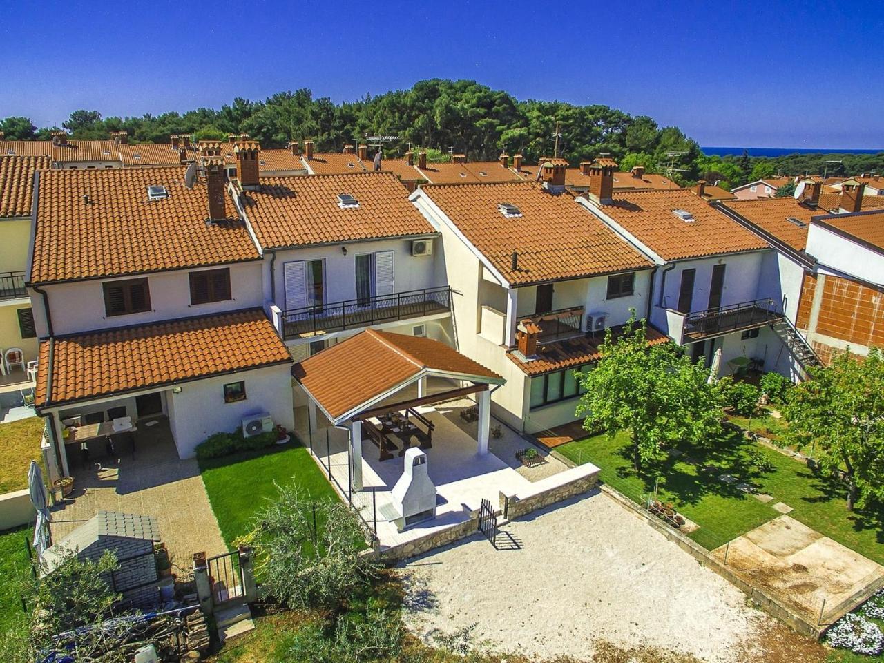 Charming Beachfront Holiday Home In Poreč Eksteriør billede