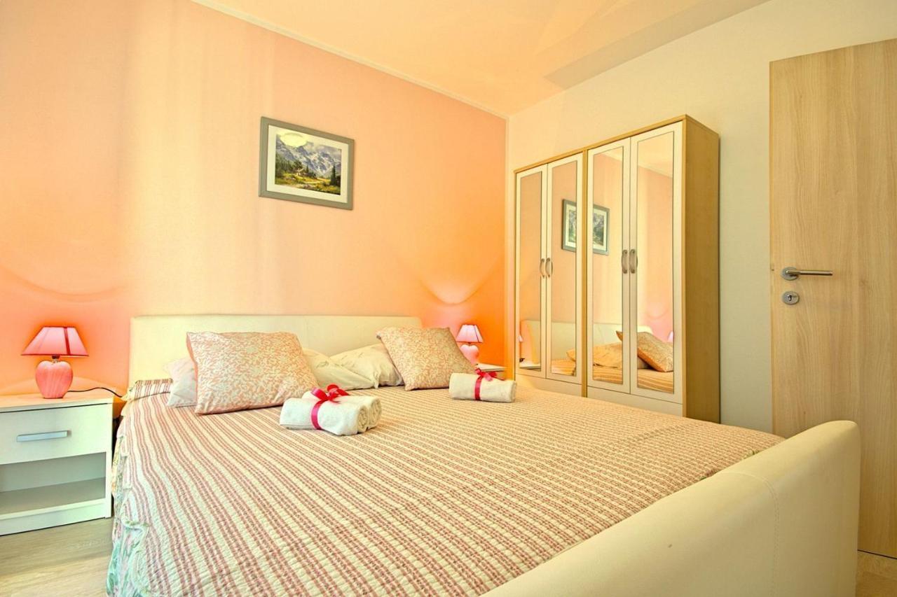 Charming Beachfront Holiday Home In Poreč Eksteriør billede