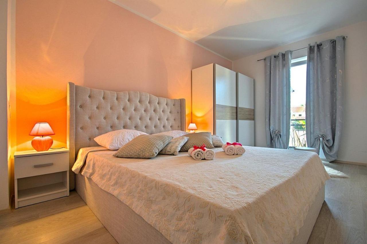 Charming Beachfront Holiday Home In Poreč Eksteriør billede