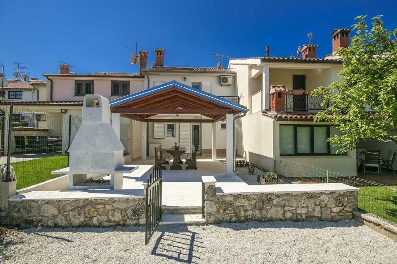 Charming Beachfront Holiday Home In Poreč Eksteriør billede