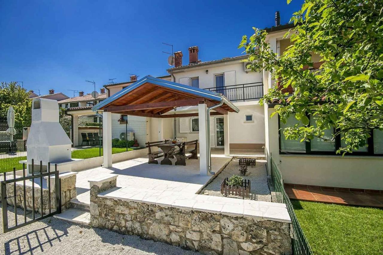 Charming Beachfront Holiday Home In Poreč Eksteriør billede