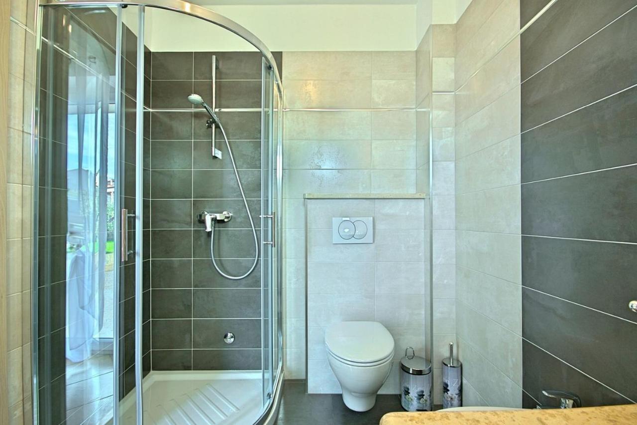 Charming Beachfront Holiday Home In Poreč Eksteriør billede