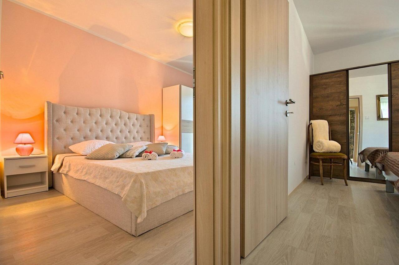 Charming Beachfront Holiday Home In Poreč Eksteriør billede