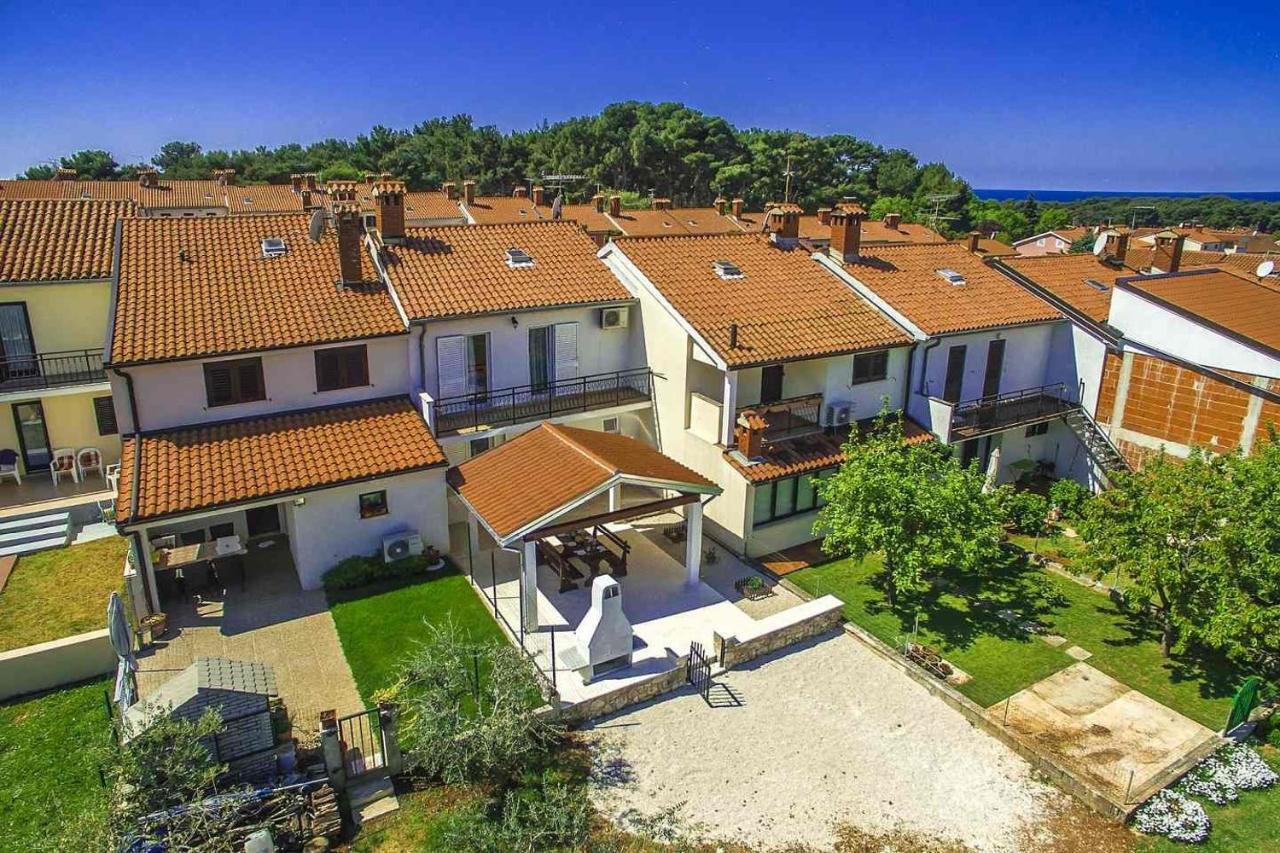 Charming Beachfront Holiday Home In Poreč Eksteriør billede