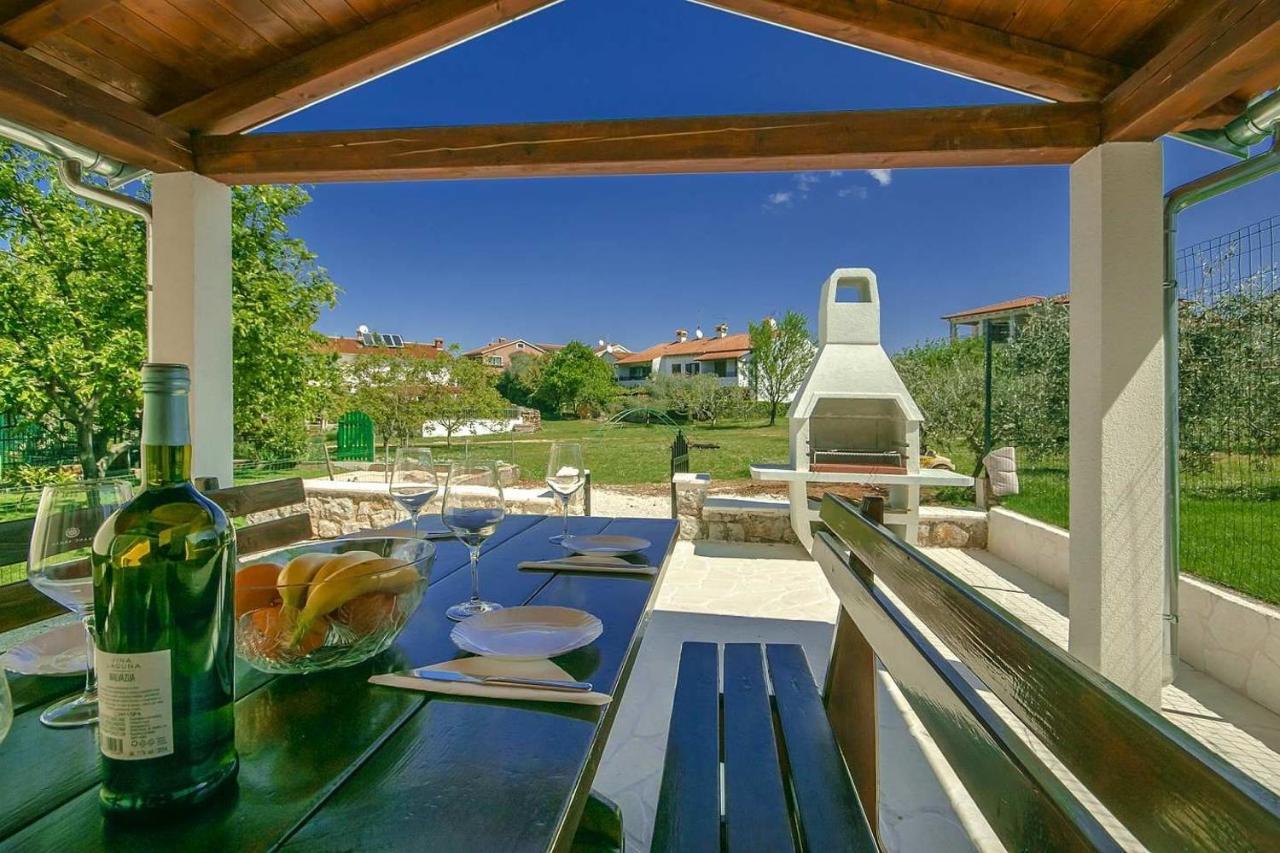 Charming Beachfront Holiday Home In Poreč Eksteriør billede