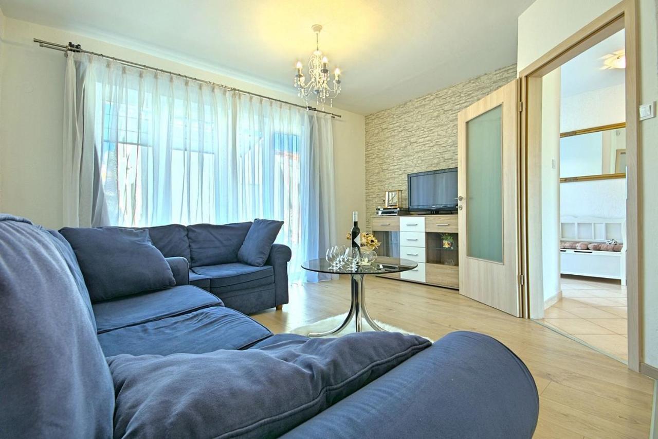 Charming Beachfront Holiday Home In Poreč Eksteriør billede