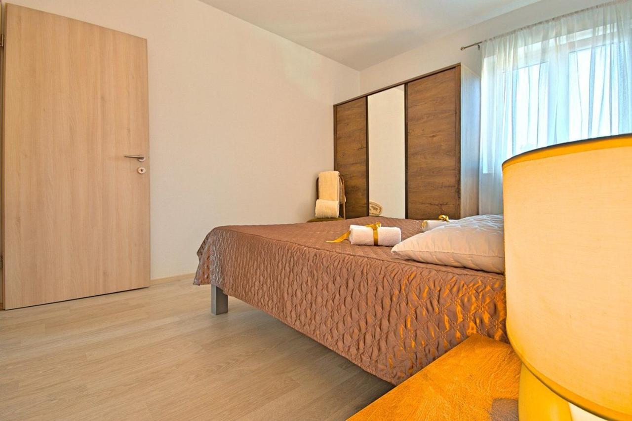 Charming Beachfront Holiday Home In Poreč Eksteriør billede