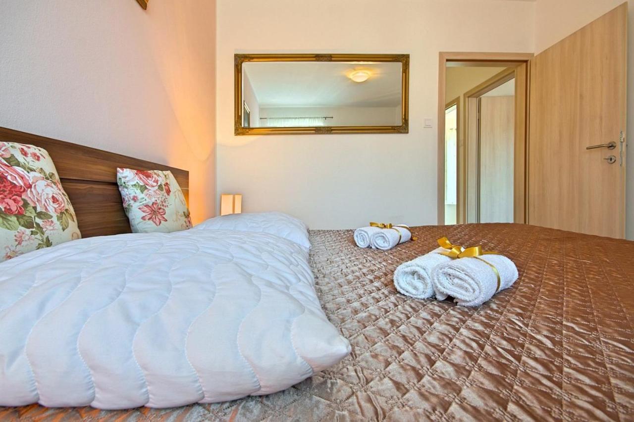 Charming Beachfront Holiday Home In Poreč Eksteriør billede