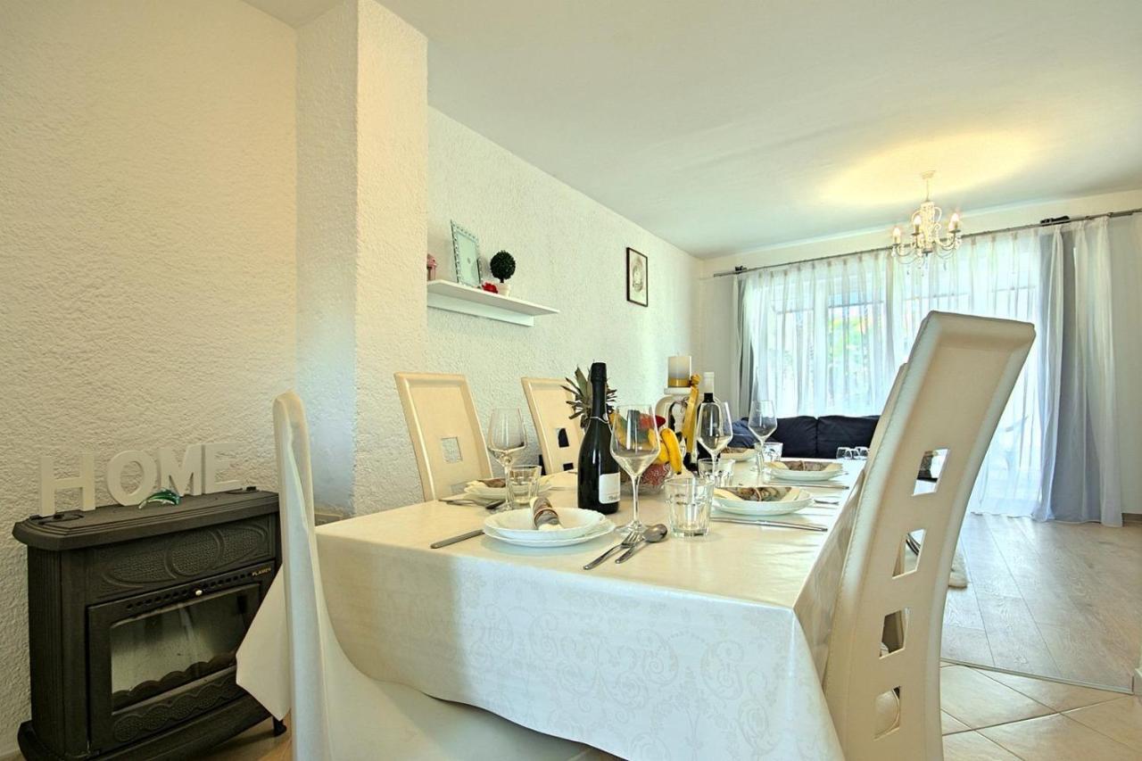 Charming Beachfront Holiday Home In Poreč Eksteriør billede
