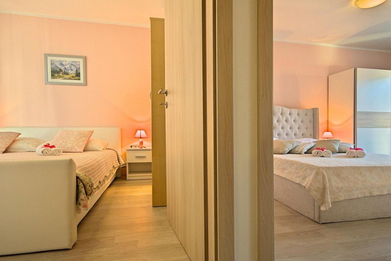 Charming Beachfront Holiday Home In Poreč Eksteriør billede