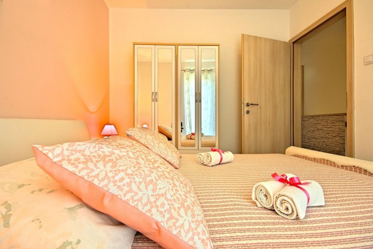 Charming Beachfront Holiday Home In Poreč Eksteriør billede