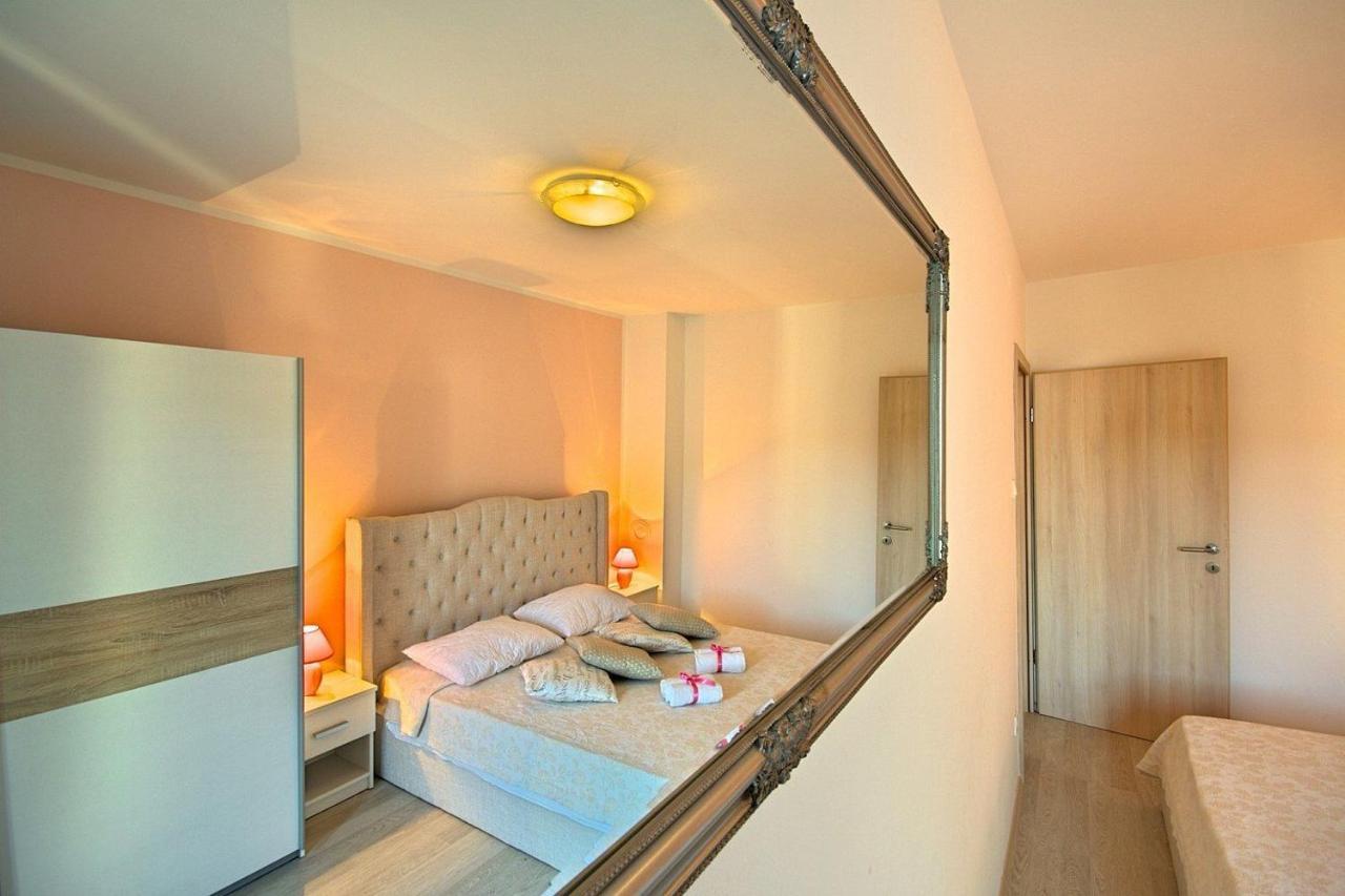 Charming Beachfront Holiday Home In Poreč Eksteriør billede
