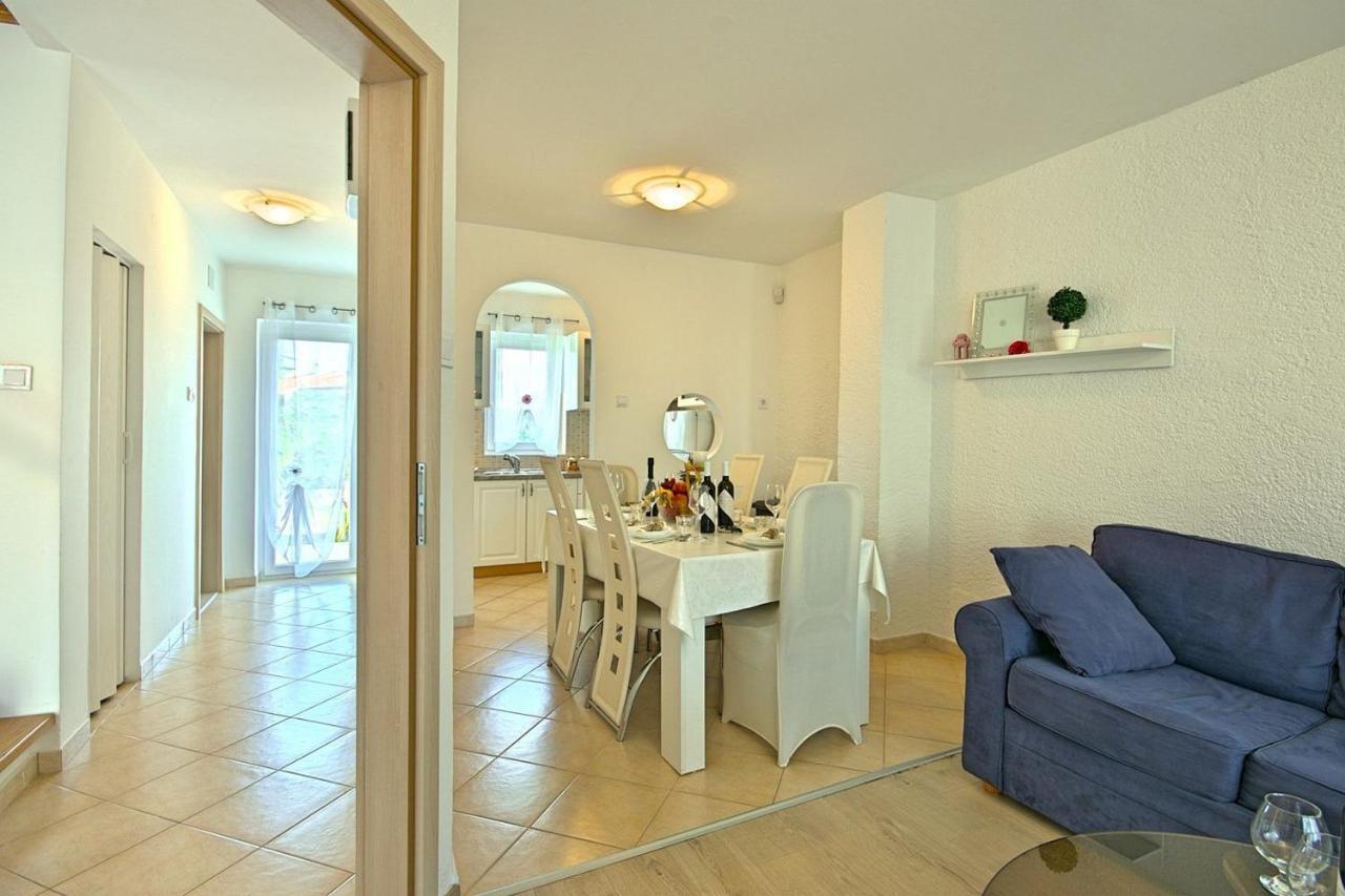 Charming Beachfront Holiday Home In Poreč Eksteriør billede
