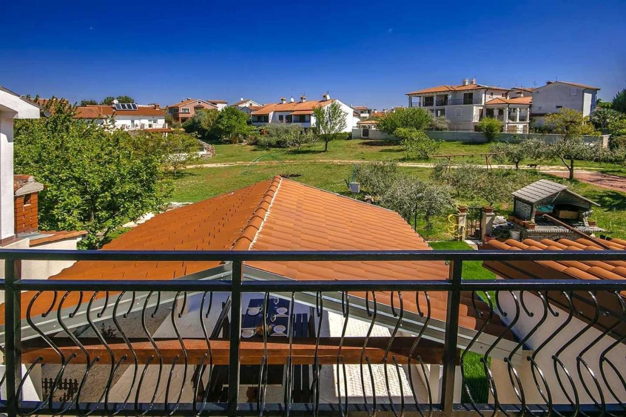 Charming Beachfront Holiday Home In Poreč Eksteriør billede