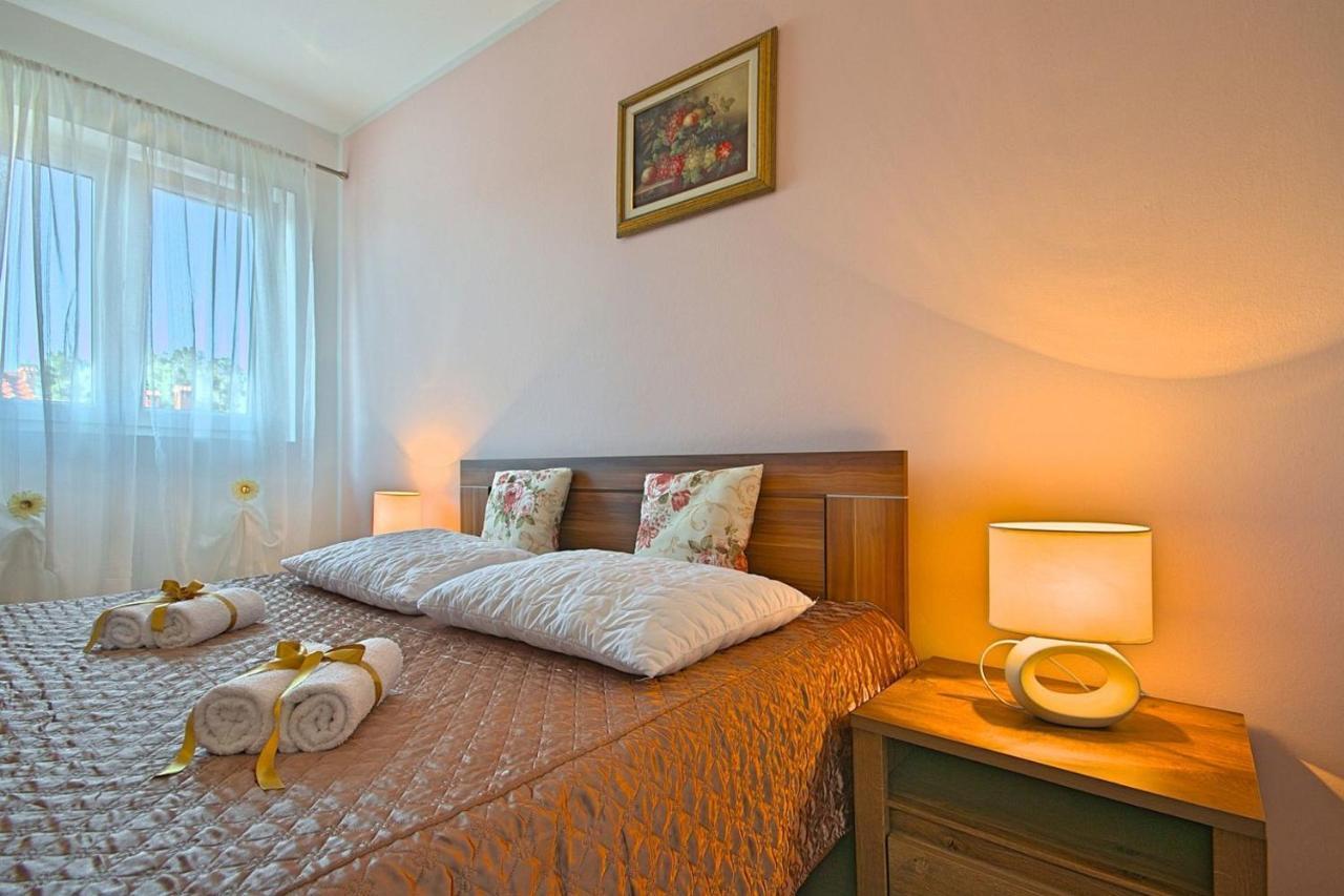 Charming Beachfront Holiday Home In Poreč Eksteriør billede