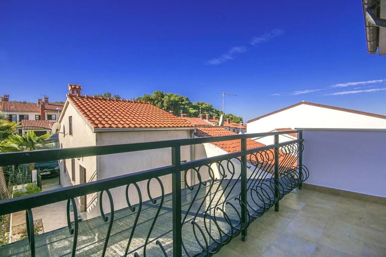 Charming Beachfront Holiday Home In Poreč Eksteriør billede