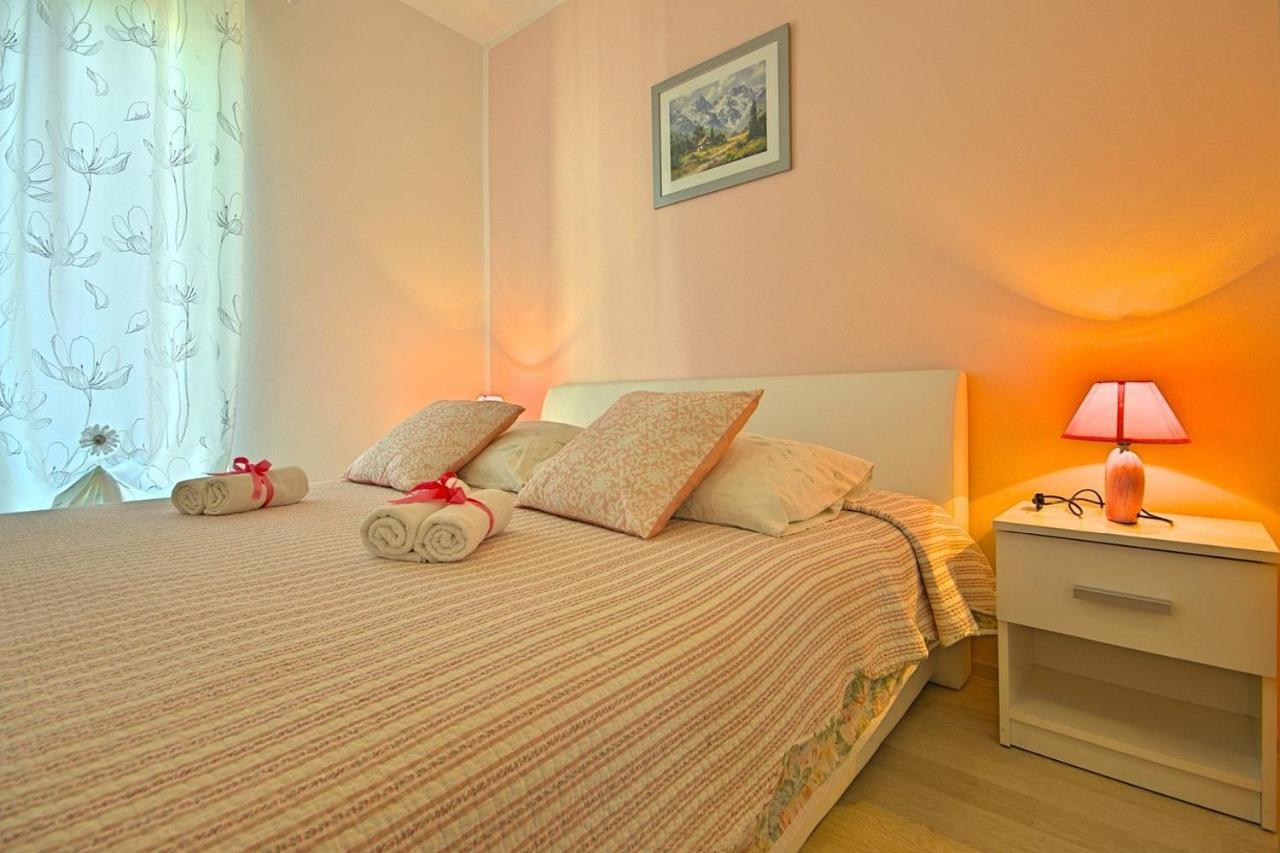 Charming Beachfront Holiday Home In Poreč Eksteriør billede