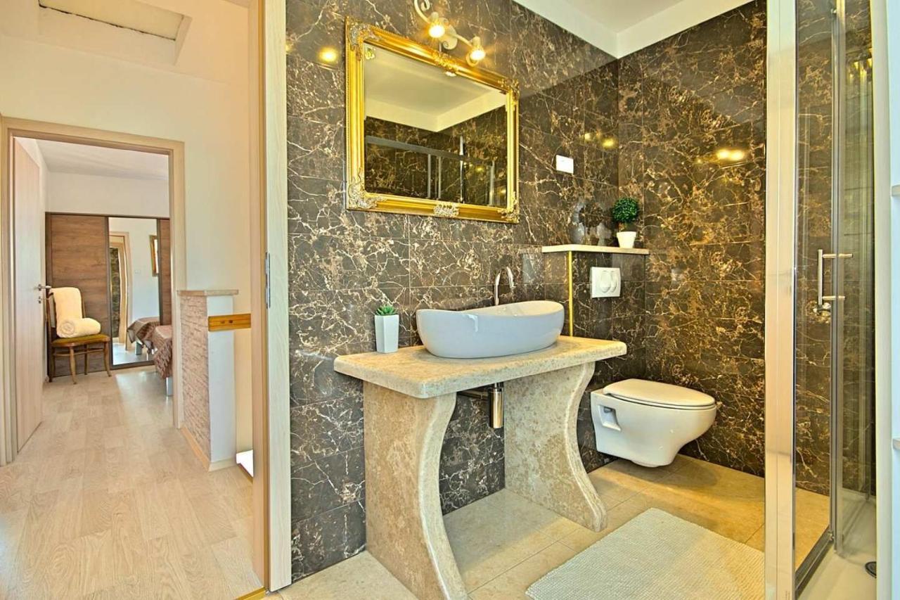 Charming Beachfront Holiday Home In Poreč Eksteriør billede