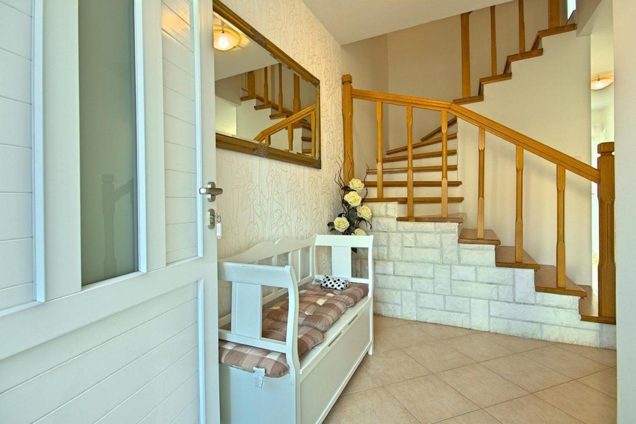Charming Beachfront Holiday Home In Poreč Eksteriør billede
